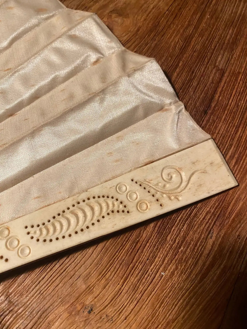 Ancien éventail du XIXème siècle au décors japonisant. Belle taille. Antiquités de France