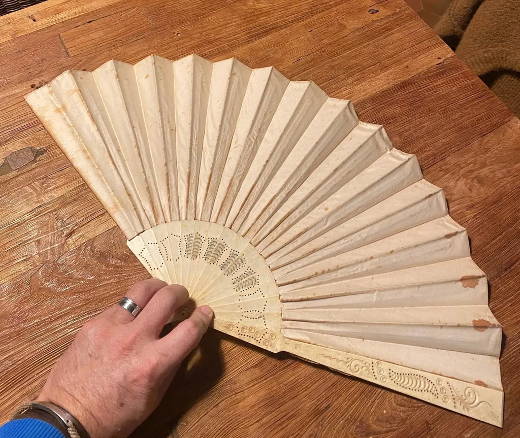 Ancien éventail du XIXème siècle au décors japonisant. Belle taille. Antiquités de France