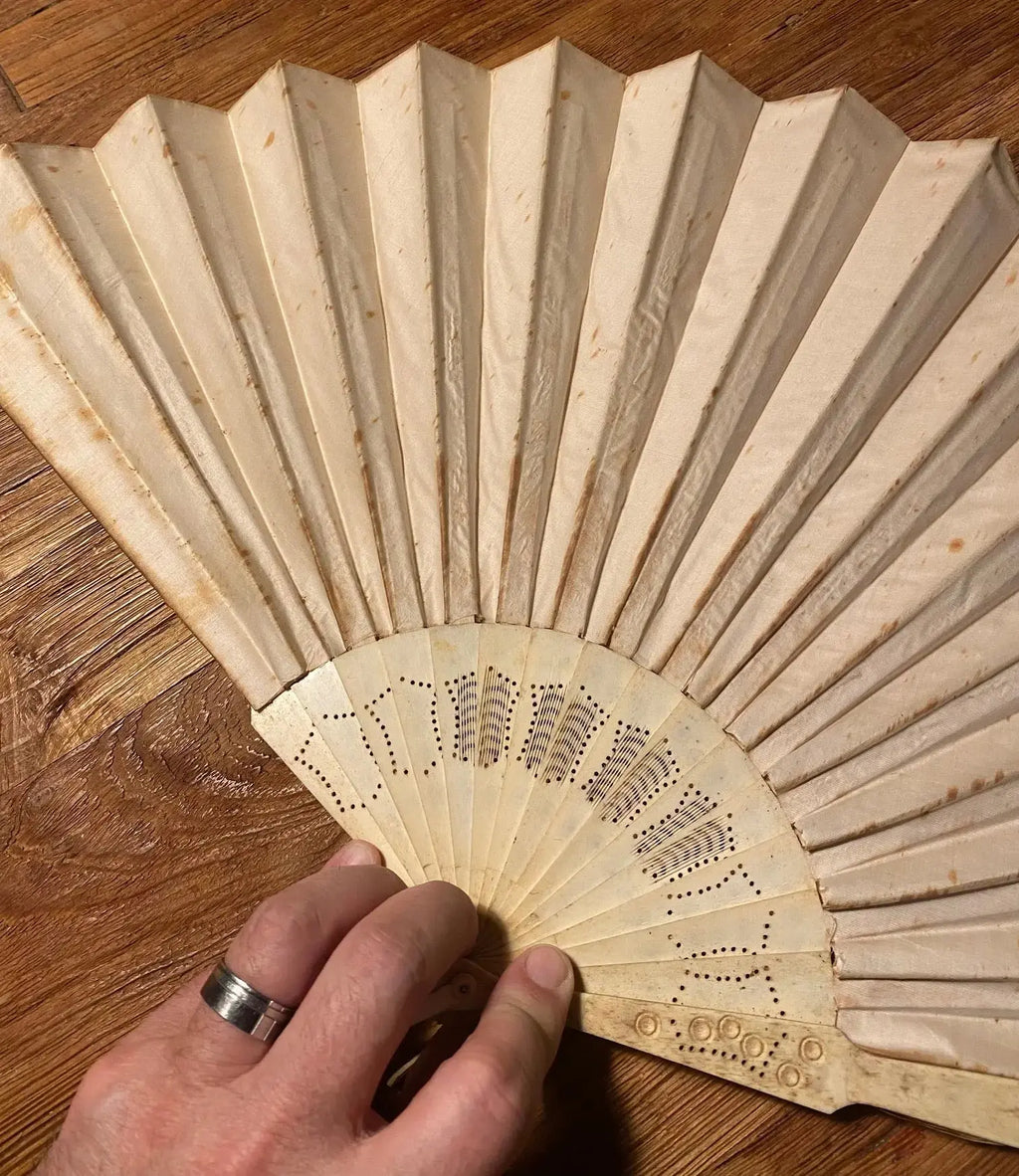 Ancien éventail du XIXème siècle au décors japonisant. Belle taille. Antiquités de France