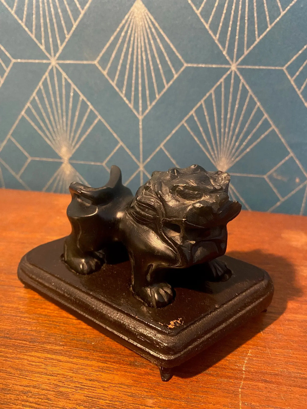 Statue chien Fo en pierre dure, en stéatite, antique de Chine, socle en bois. Antiquités de France