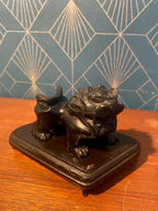 Statue chien Fo en pierre dure, en stéatite, antique de Chine, socle en bois. Antiquités de France