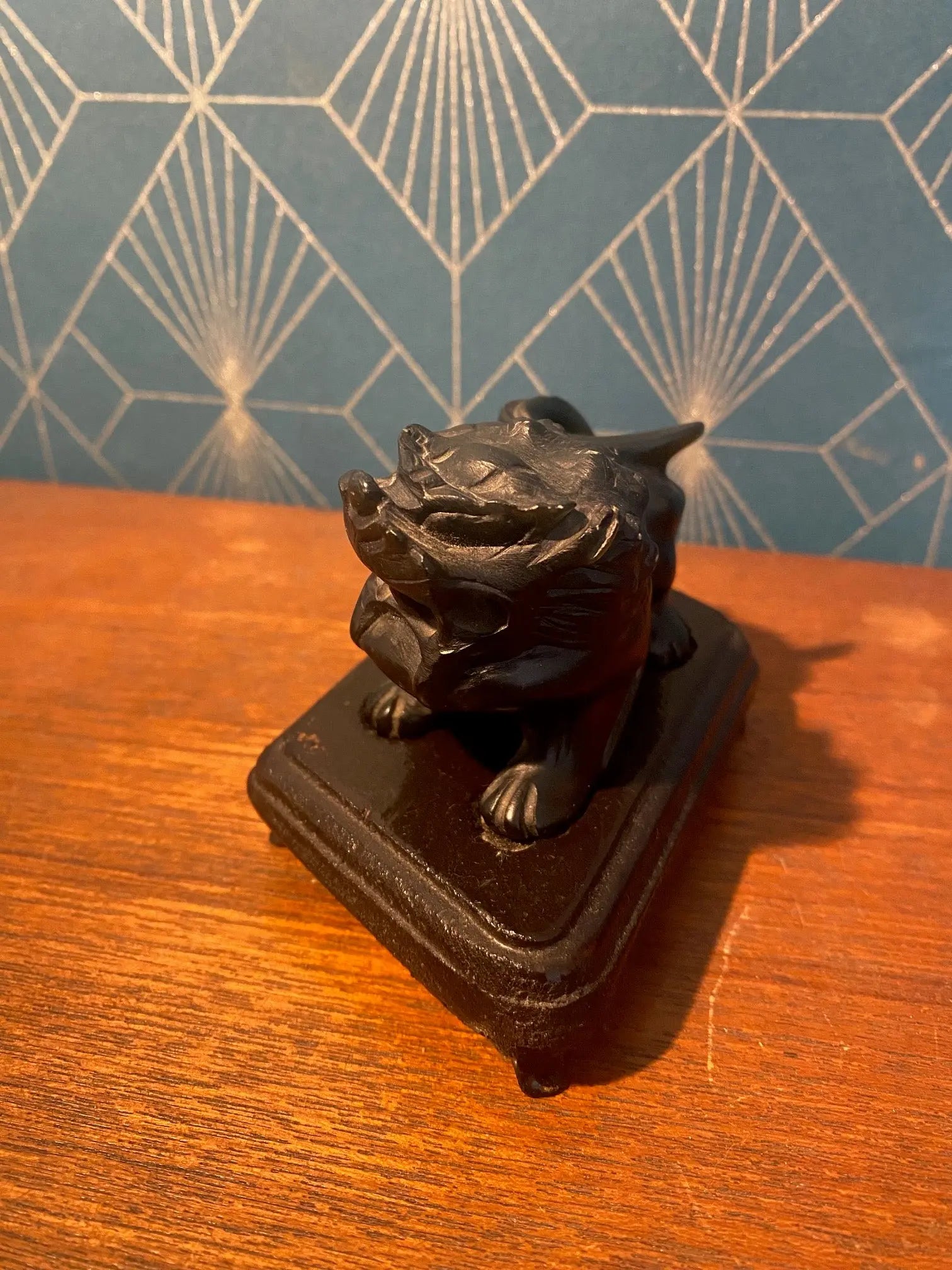 Statue chien Fo en pierre dure, en stéatite, antique de Chine, socle en bois. Antiquités de France