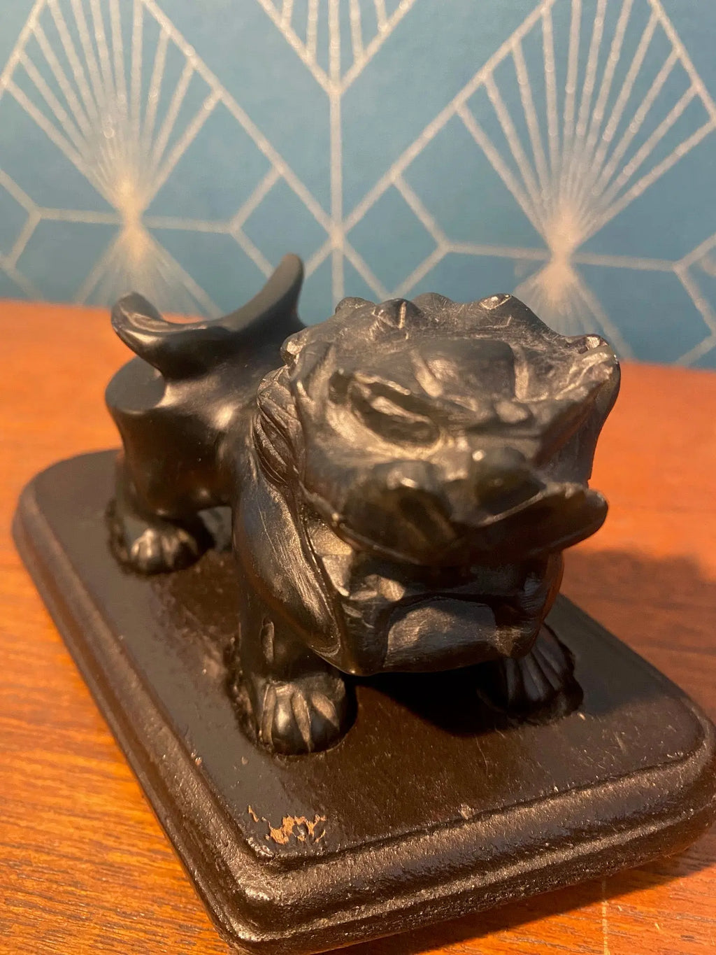 Statue chien Fo en pierre dure, en stéatite, antique de Chine, socle en bois. Antiquités de France