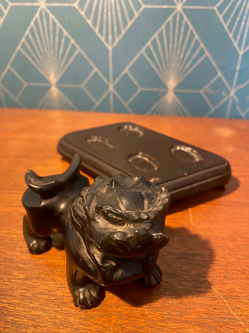 Statue chien Fo en pierre dure, en stéatite, antique de Chine, socle en bois. Antiquités de France