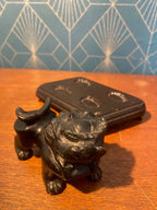 Statue chien Fo en pierre dure, en stéatite, antique de Chine, socle en bois. Antiquités de France