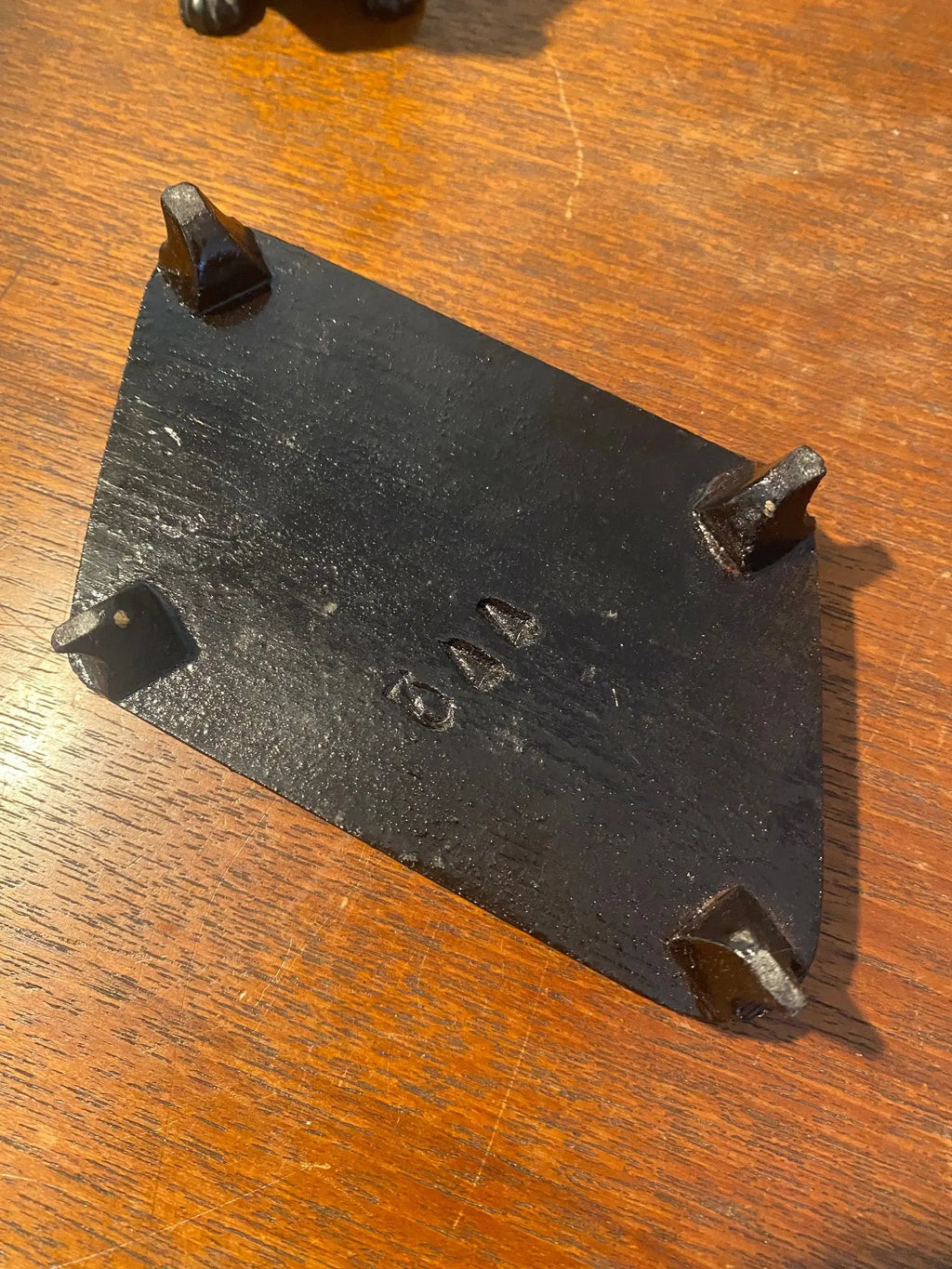 Statue chien Fo en pierre dure, en stéatite, antique de Chine, socle en bois. Antiquités de France