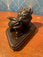 Statue chien Fo en pierre dure, en stéatite, antique de Chine, socle en bois. Antiquités de France