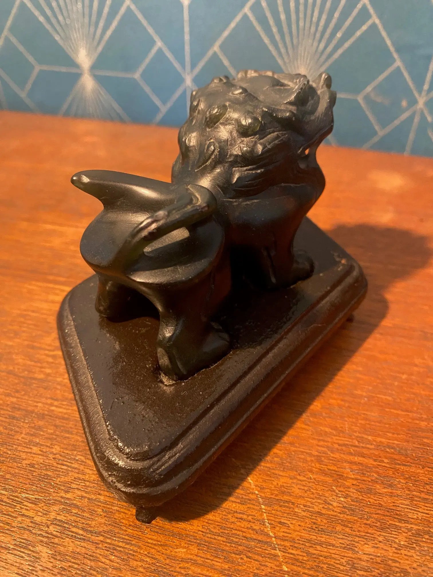 Statue chien Fo en pierre dure, en stéatite, antique de Chine, socle en bois. Antiquités de France