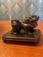 Statue chien Fo en pierre dure, en stéatite, antique de Chine, socle en bois. Antiquités de France