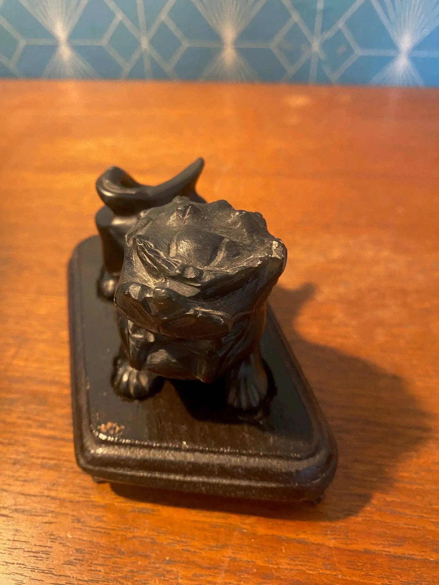 Statue chien Fo en pierre dure, en stéatite, antique de Chine, socle en bois. Antiquités de France