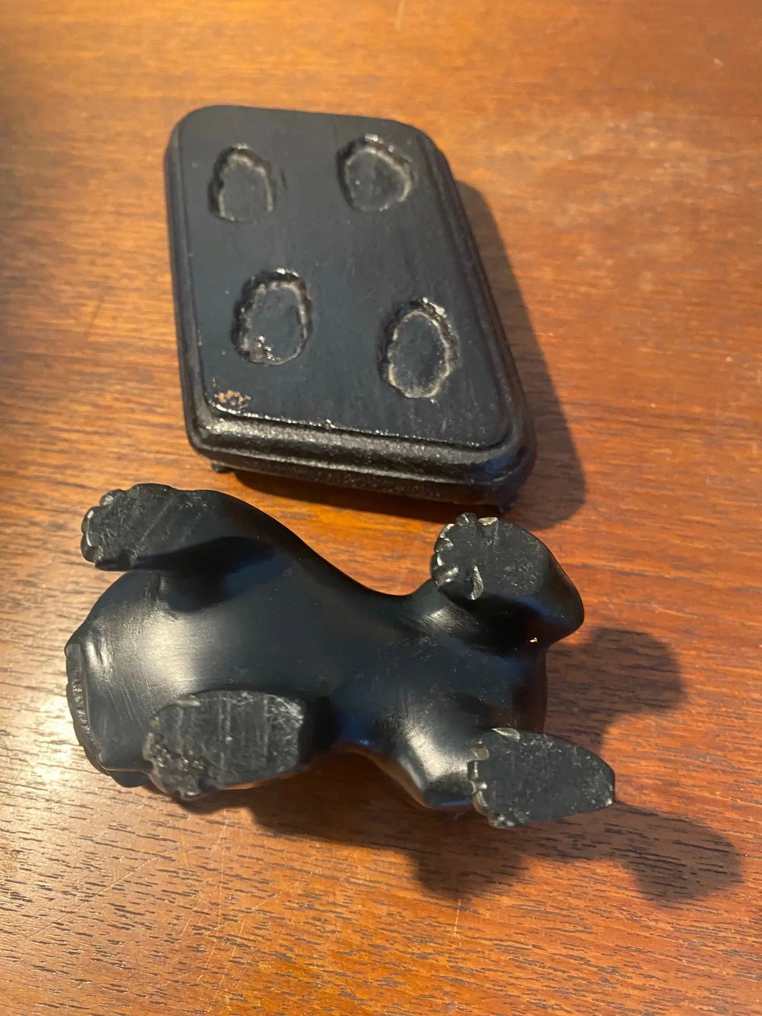 Statue chien Fo en pierre dure, en stéatite, antique de Chine, socle en bois. Antiquités de France