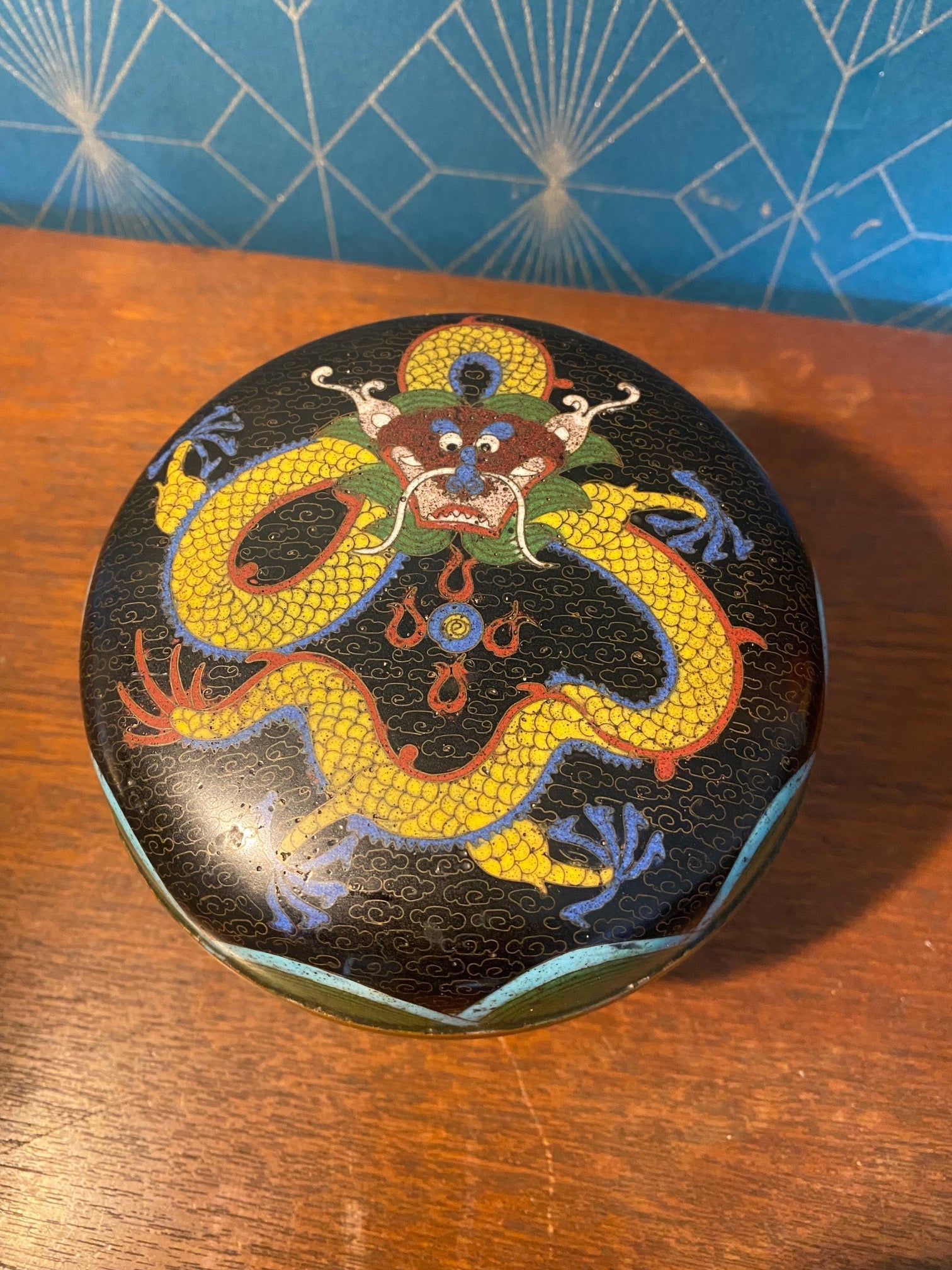 Boîte cloisonnée Chine ancienne Qing XIXe sur socle bois, décor raffiné et fin-{{shop name}}