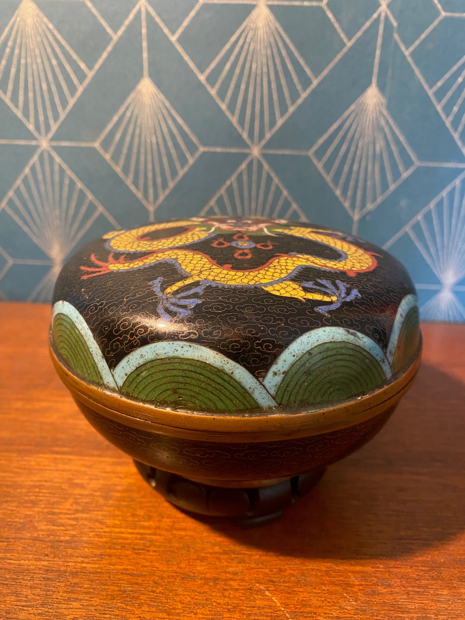 Boîte cloisonnée Chine ancienne Qing XIXe sur socle bois, décor raffiné et fin-{{shop name}}