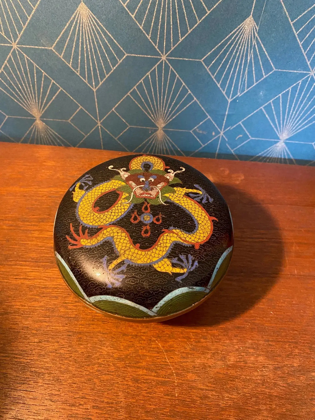 Boîte cloisonnée Chine ancienne Qing XIXe sur socle bois, décor raffiné et fin-{{shop name}}