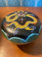 Boîte cloisonnée Chine ancienne Qing XIXe sur socle bois, décor raffiné et fin-{{shop name}}