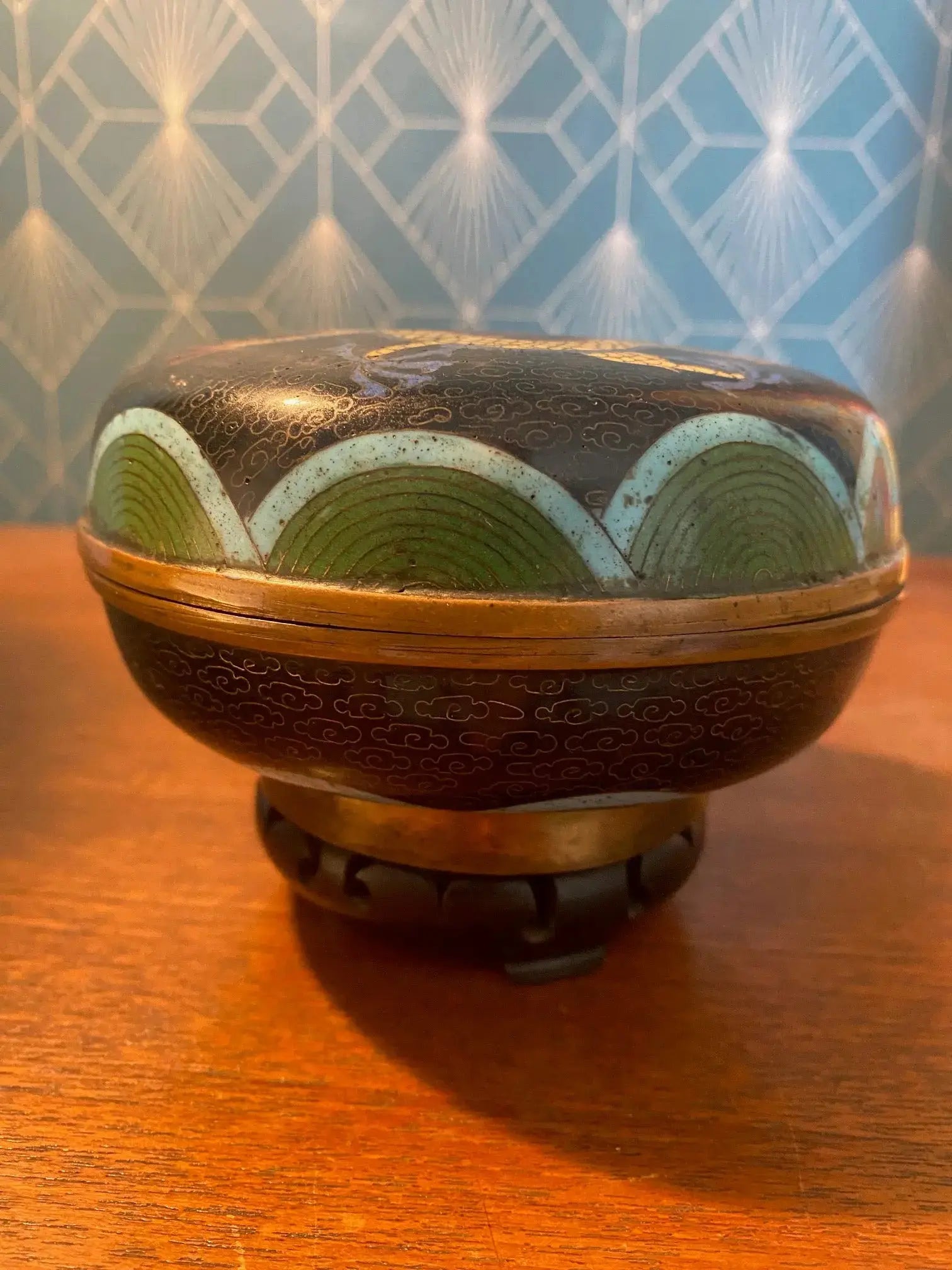 Boîte cloisonnée Chine ancienne Qing XIXe sur socle bois, décor raffiné et fin-{{shop name}}