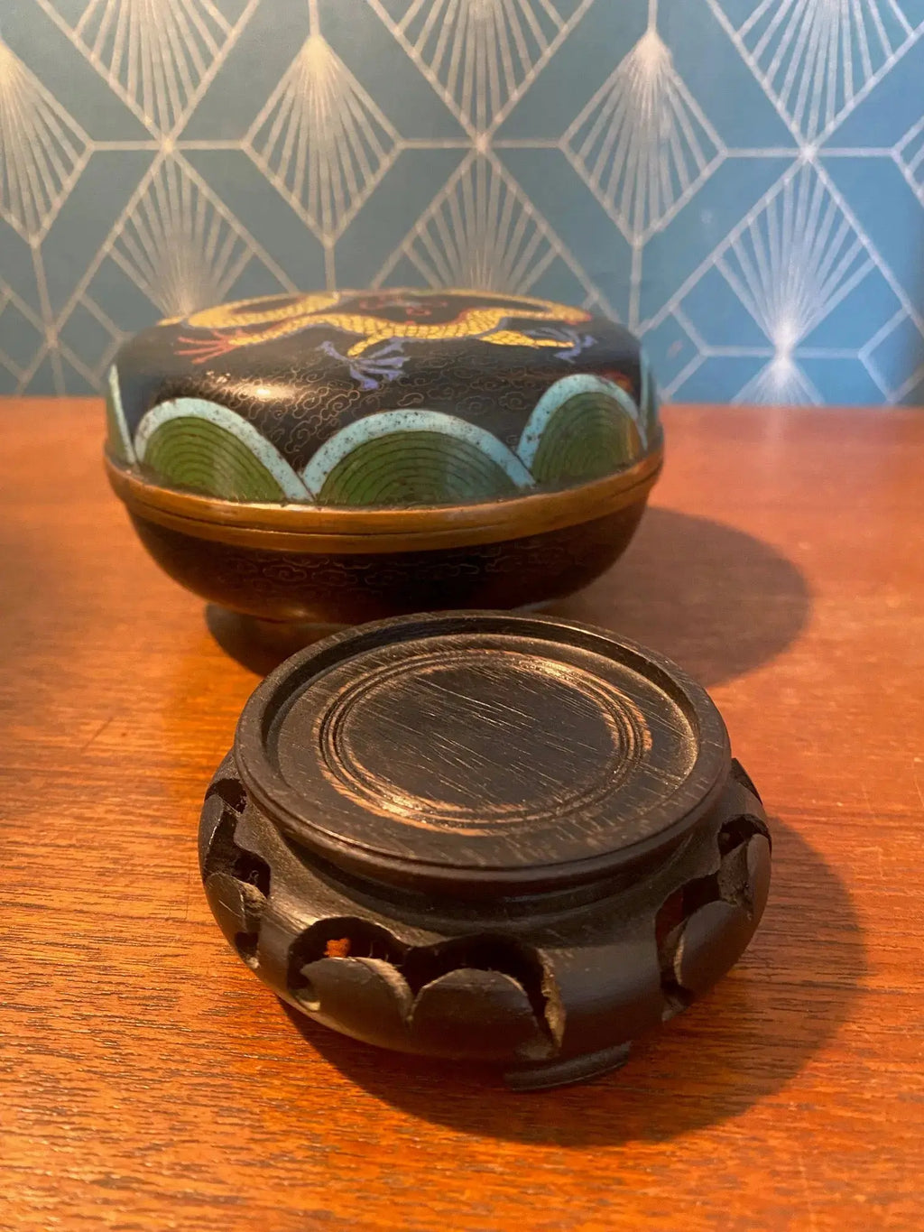 Boîte cloisonnée Chine ancienne Qing XIXe sur socle bois, décor raffiné et fin-{{shop name}}