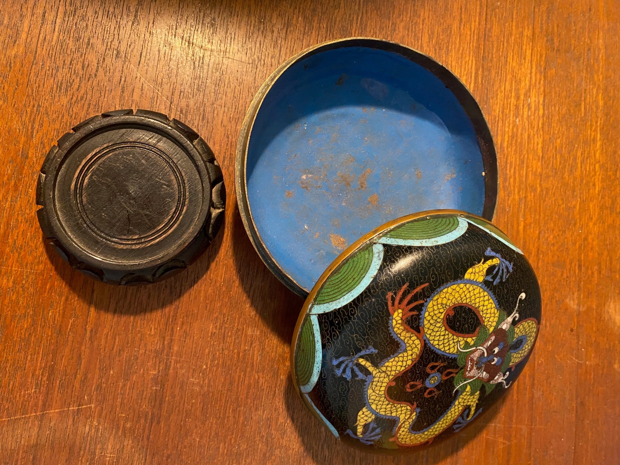 Boîte cloisonnée Chine ancienne Qing XIXe sur socle bois, décor raffiné et fin-{{shop name}}