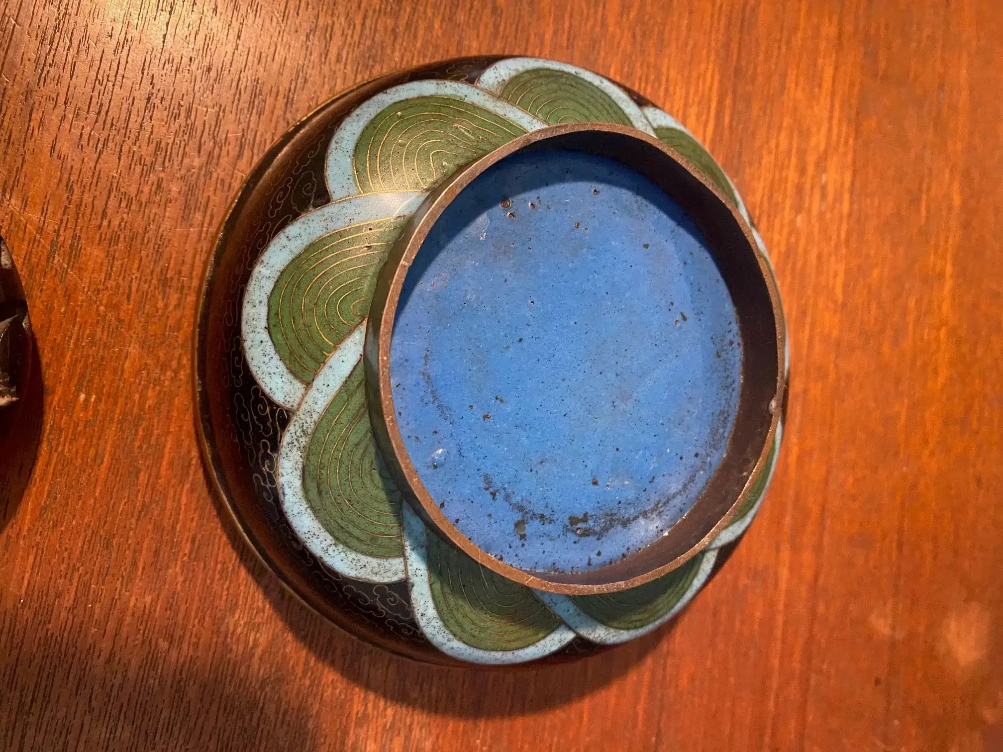 Boîte cloisonnée Chine ancienne Qing XIXe sur socle bois, décor raffiné et fin-{{shop name}}