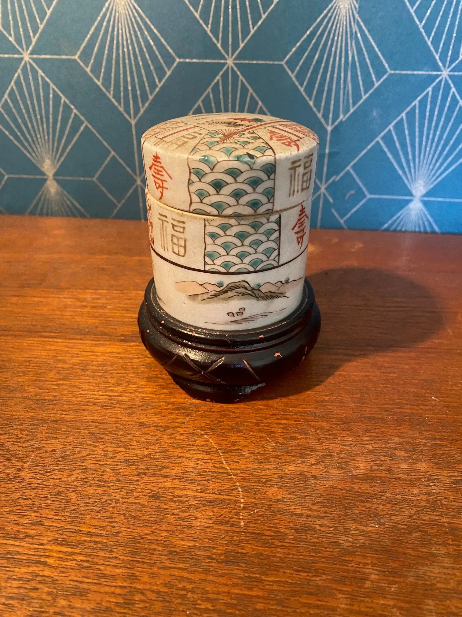 Ancienne boîte en porcelaine de Chine, forme tube, à couvert. Epoque XIXème. Antiquités de France