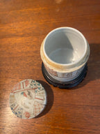 Ancienne boîte en porcelaine de Chine, forme tube, à couvert. Epoque XIXème. Antiquités de France