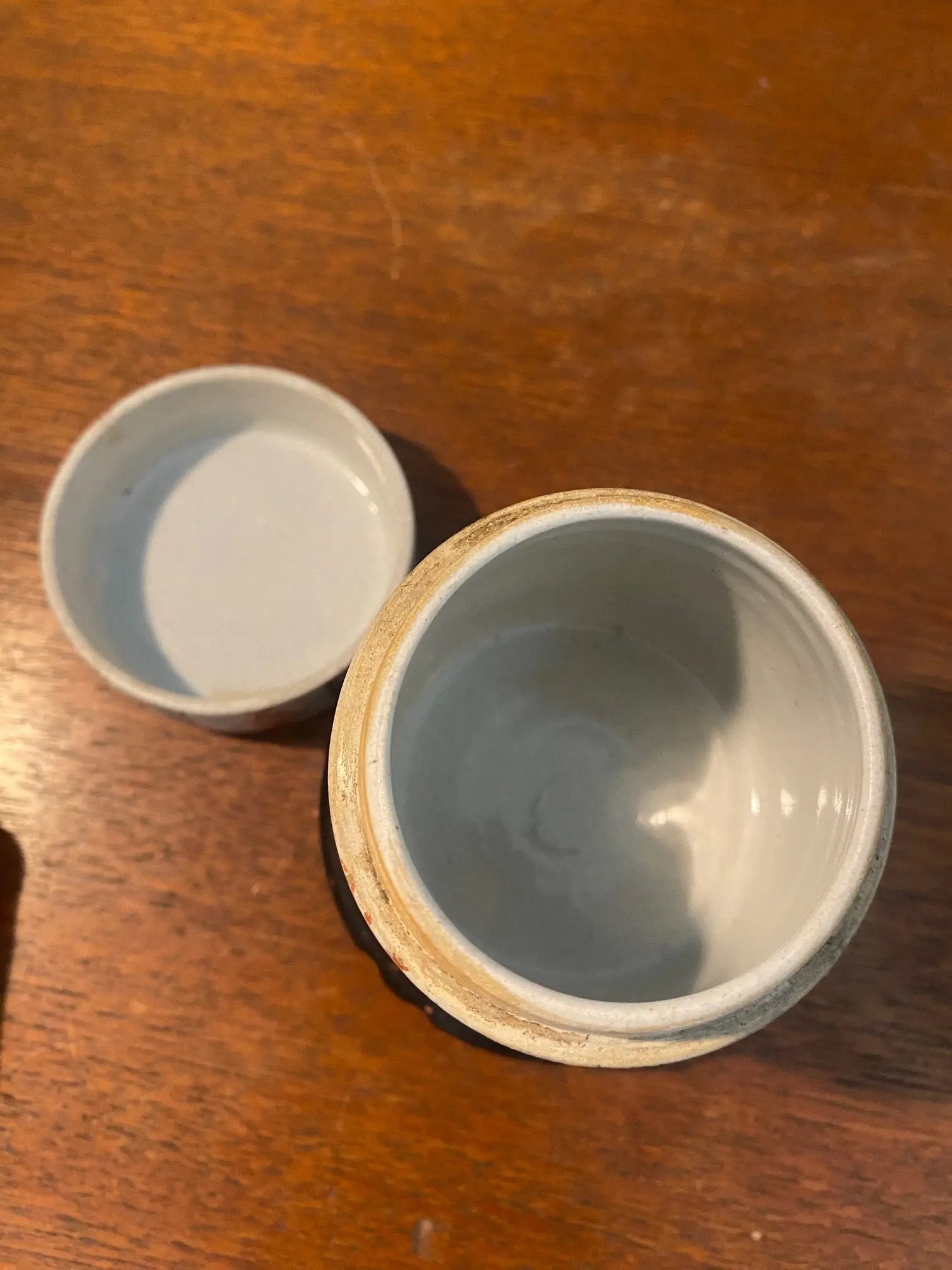 Ancienne boîte en porcelaine de Chine, forme tube, à couvert. Epoque XIXème. Antiquités de France