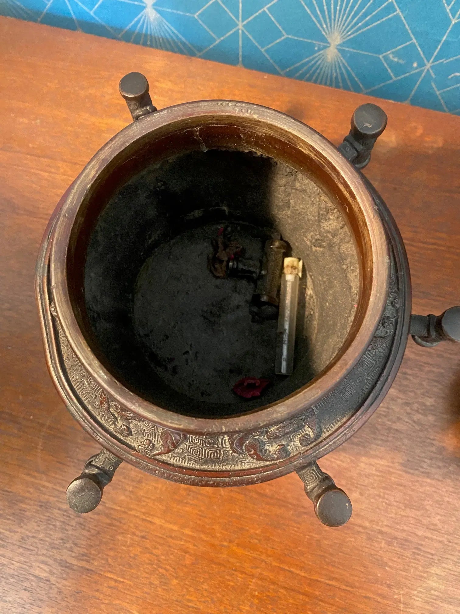 Brûle-parfum bronze début XXe, chien de Fû et décors floraux, tripode, 30x20 cm-{{shop name}}