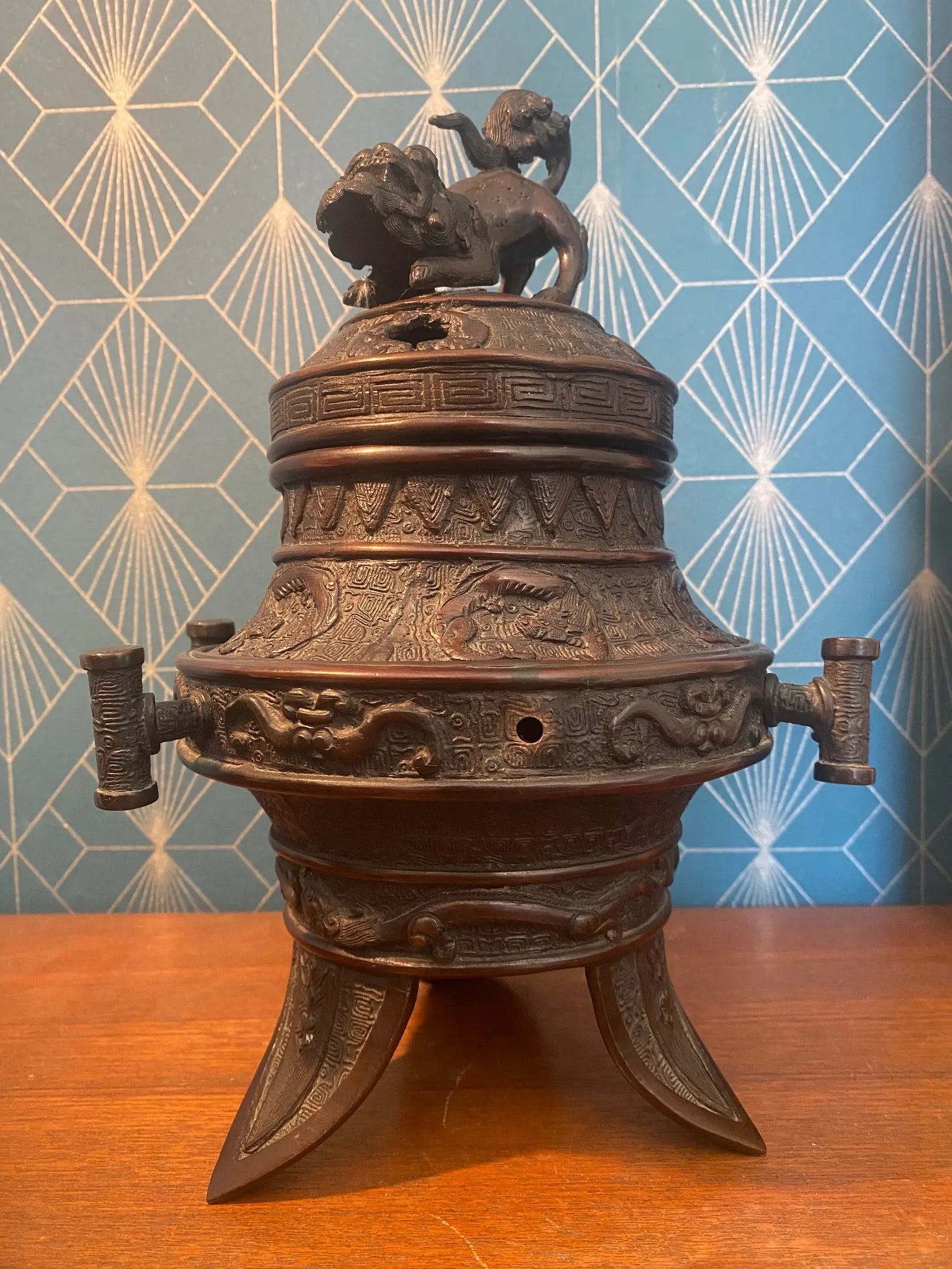 Brûle-parfum bronze début XXe, chien de Fû et décors floraux, tripode, 30x20 cm-{{shop name}}