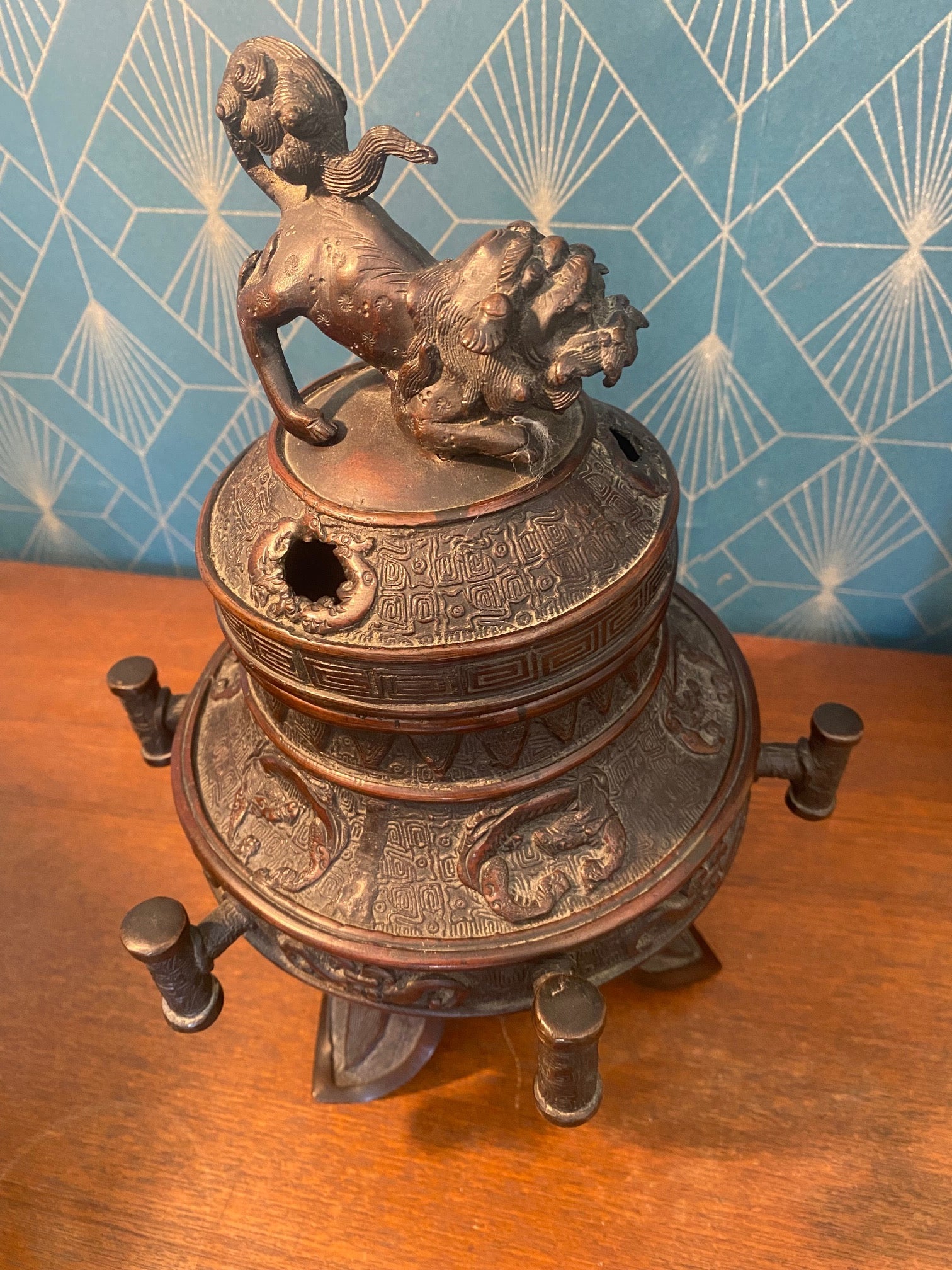 Brûle-parfum bronze début XXe, chien de Fû et décors floraux, tripode, 30x20 cm-{{shop name}}