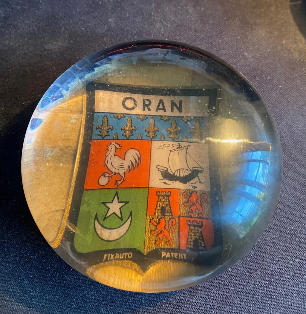 PRESSE-PAPIERS EN VERRE, écusson de la ville d'Oran. Années 60. Antiquités de France