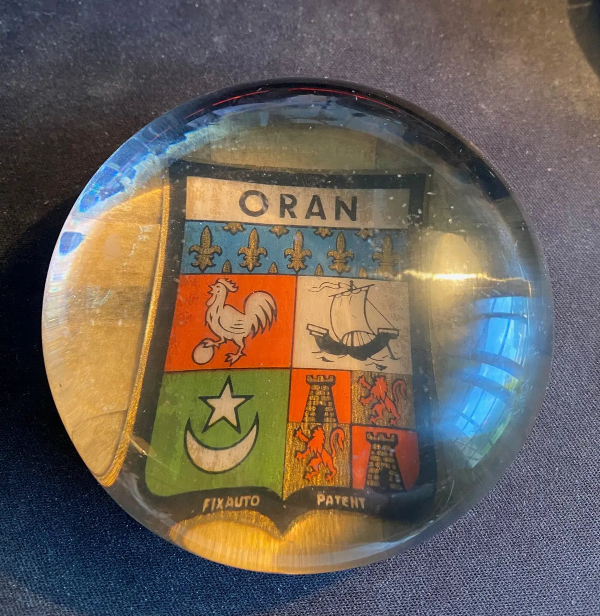 PRESSE-PAPIERS EN VERRE, écusson de la ville d'Oran. Années 60. Antiquités de France