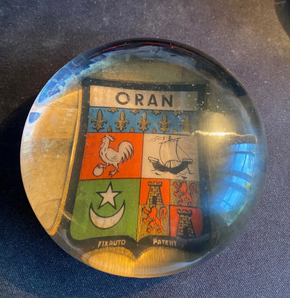 PRESSE-PAPIERS EN VERRE, écusson de la ville d'Oran. Années 60. Antiquités de France