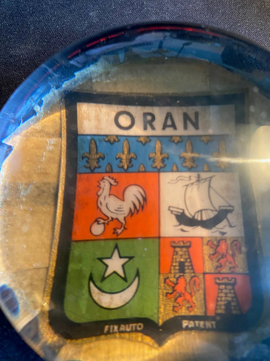 PRESSE-PAPIERS EN VERRE, écusson de la ville d'Oran. Années 60. Antiquités de France