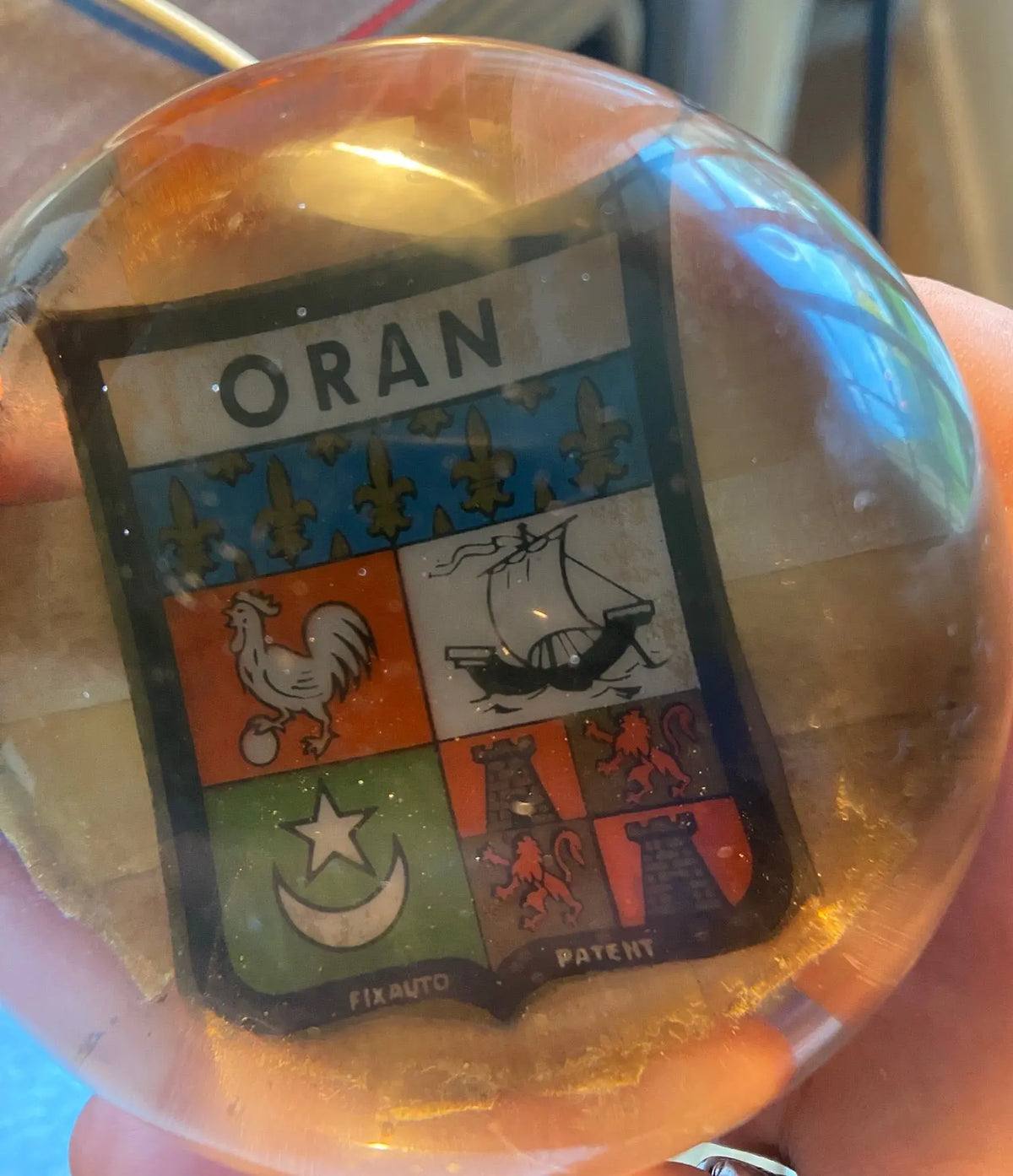 PRESSE-PAPIERS EN VERRE, écusson de la ville d'Oran. Années 60. Antiquités de France