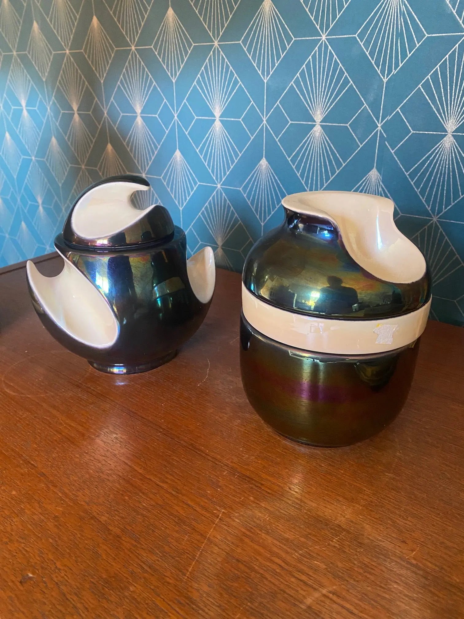 Céramique Française vintage, reflets métalliques irisés. 2 nécessaires de fumeurs, numérotées.