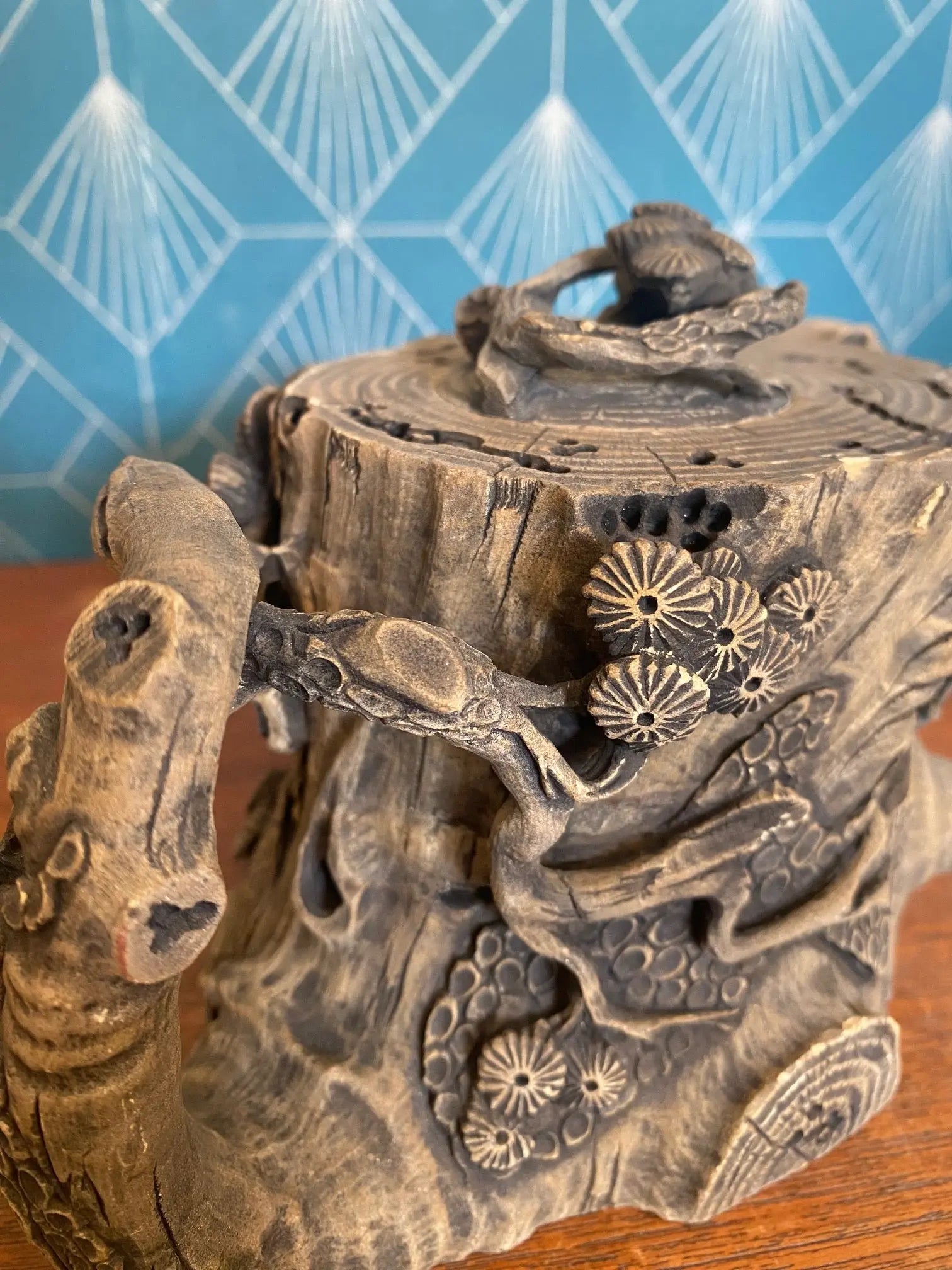 Théière chinoise ancienne, grès de Yixing, à décor naturel d'un tronc d'arbre. Antiquités de France