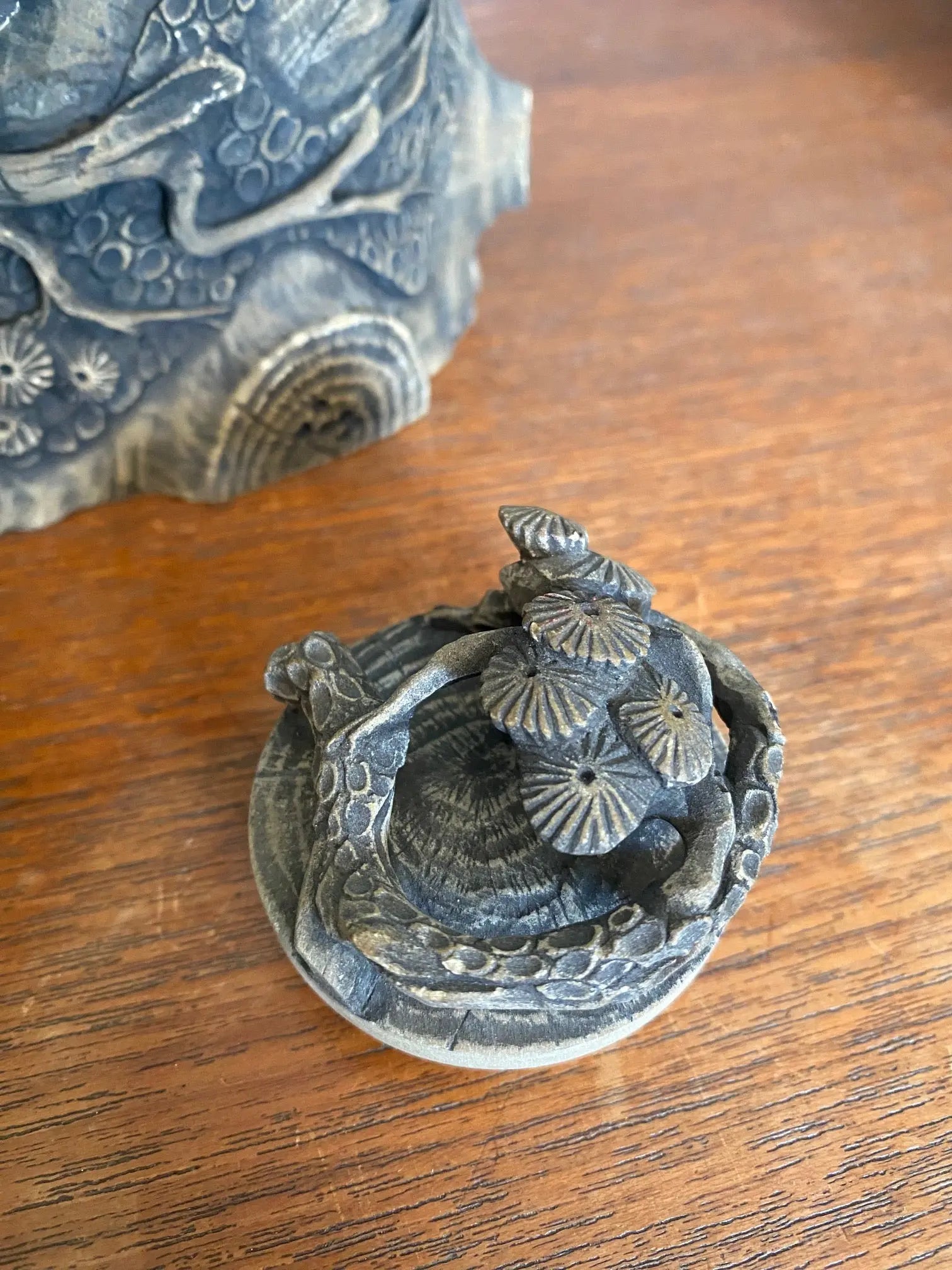 Théière chinoise ancienne, grès de Yixing, à décor naturel d'un tronc d'arbre. Antiquités de France