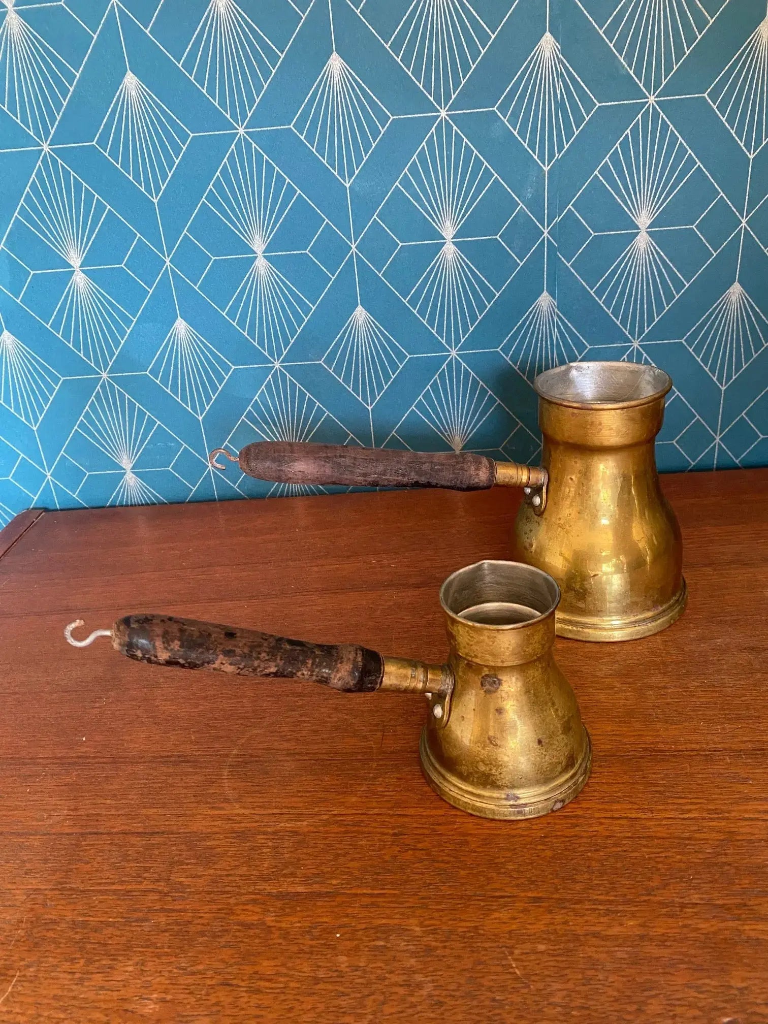 Lot 2 cafetières Orient cuivre et laiton – manches bois, 9 et 13 cm, décoration-{{shop name}}