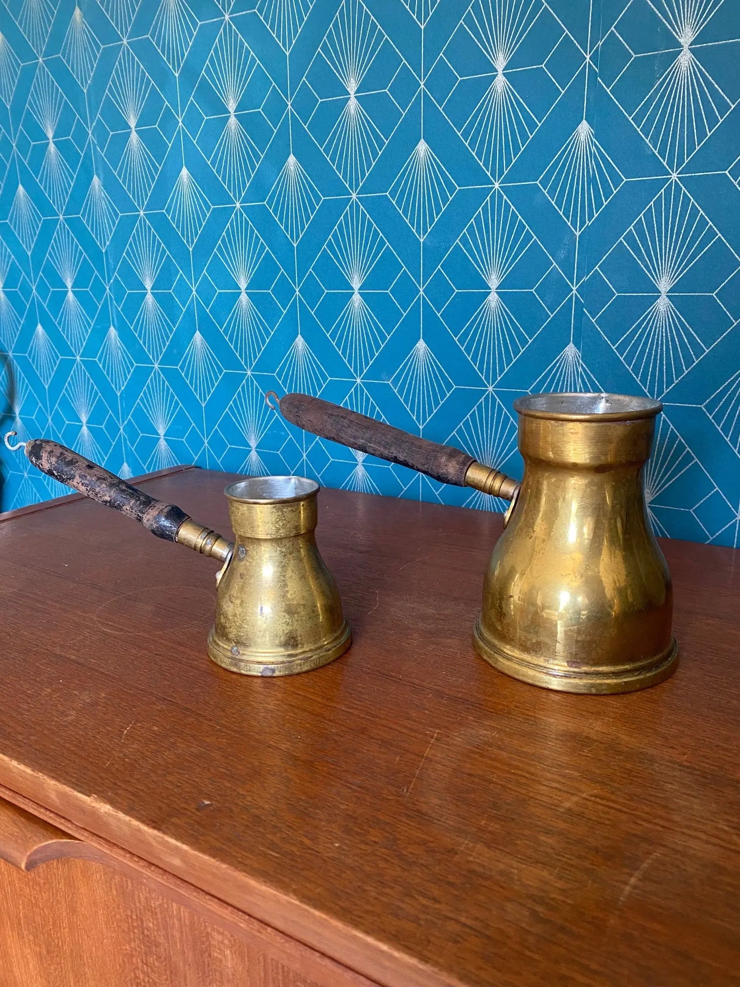 Cafetières anciennes Orientales, laiton, manche en bois, faite main. Le lot de 2 Antiquités de France