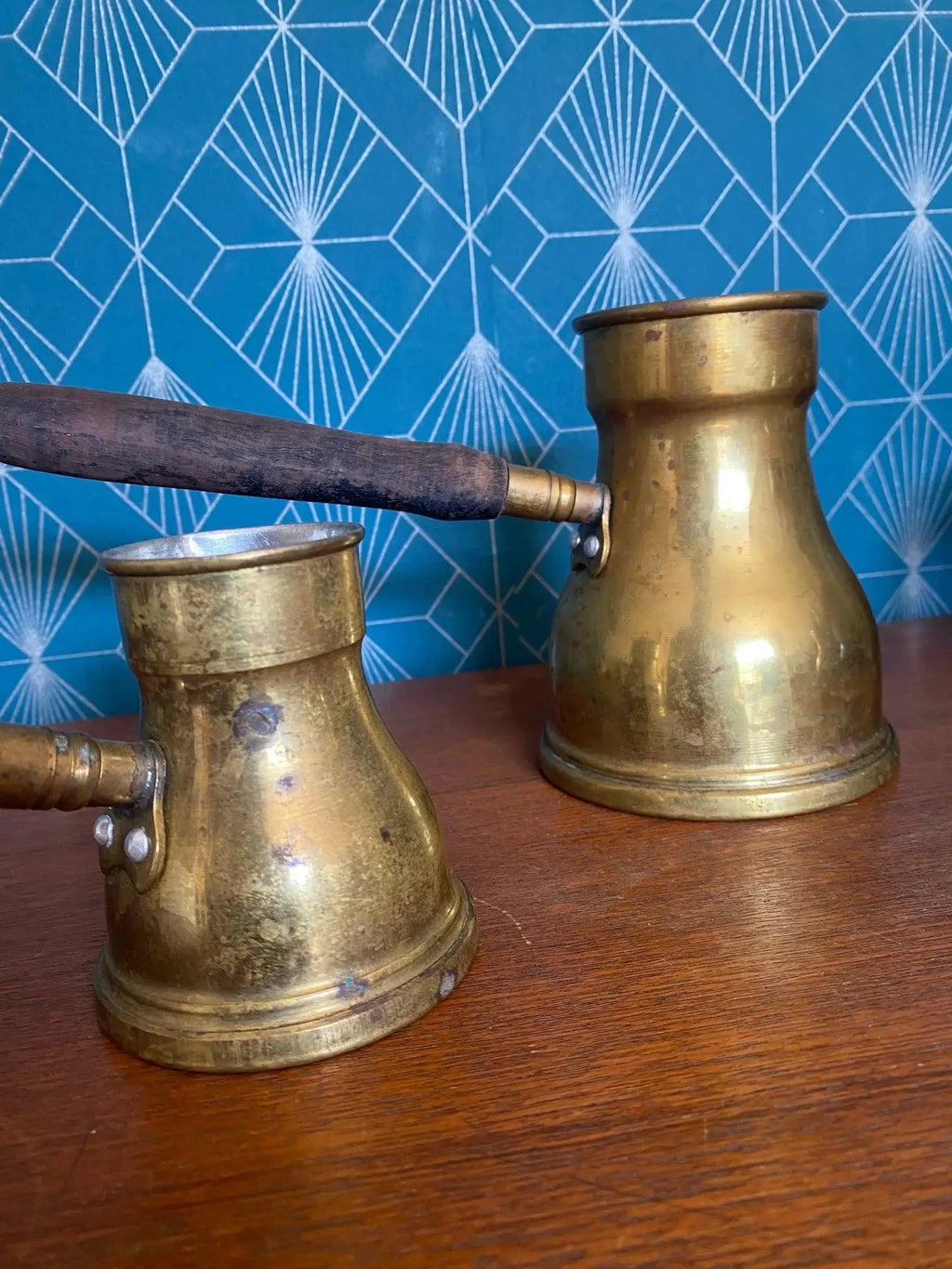 Lot 2 cafetières Orient cuivre et laiton – manches bois, 9 et 13 cm, décoration-{{shop name}}