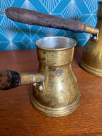 Lot 2 cafetières Orient cuivre et laiton – manches bois, 9 et 13 cm, décoration-{{shop name}}