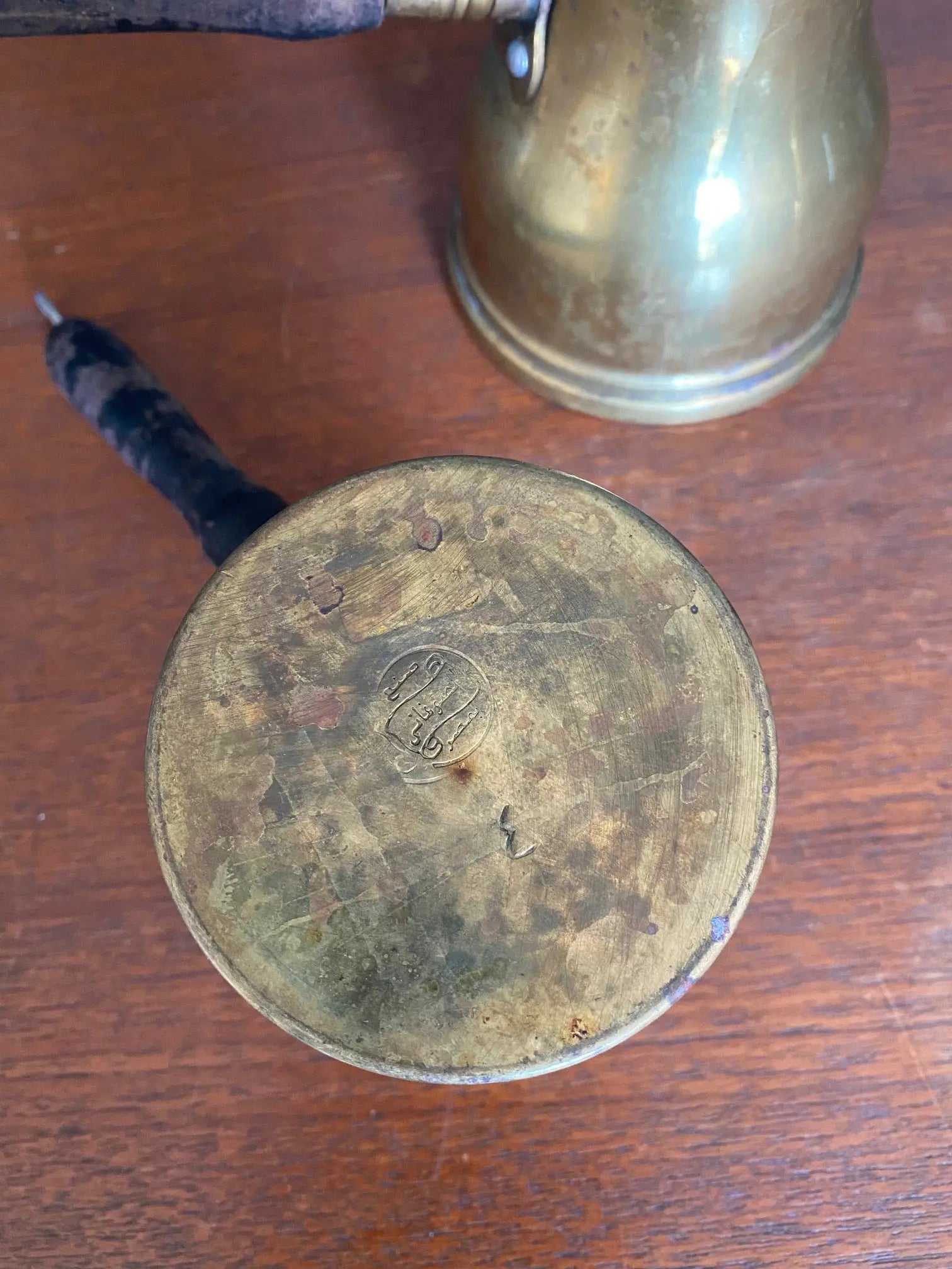 Cafetières anciennes Orientales, laiton, manche en bois, faite main. Le lot de 2 Antiquités de France