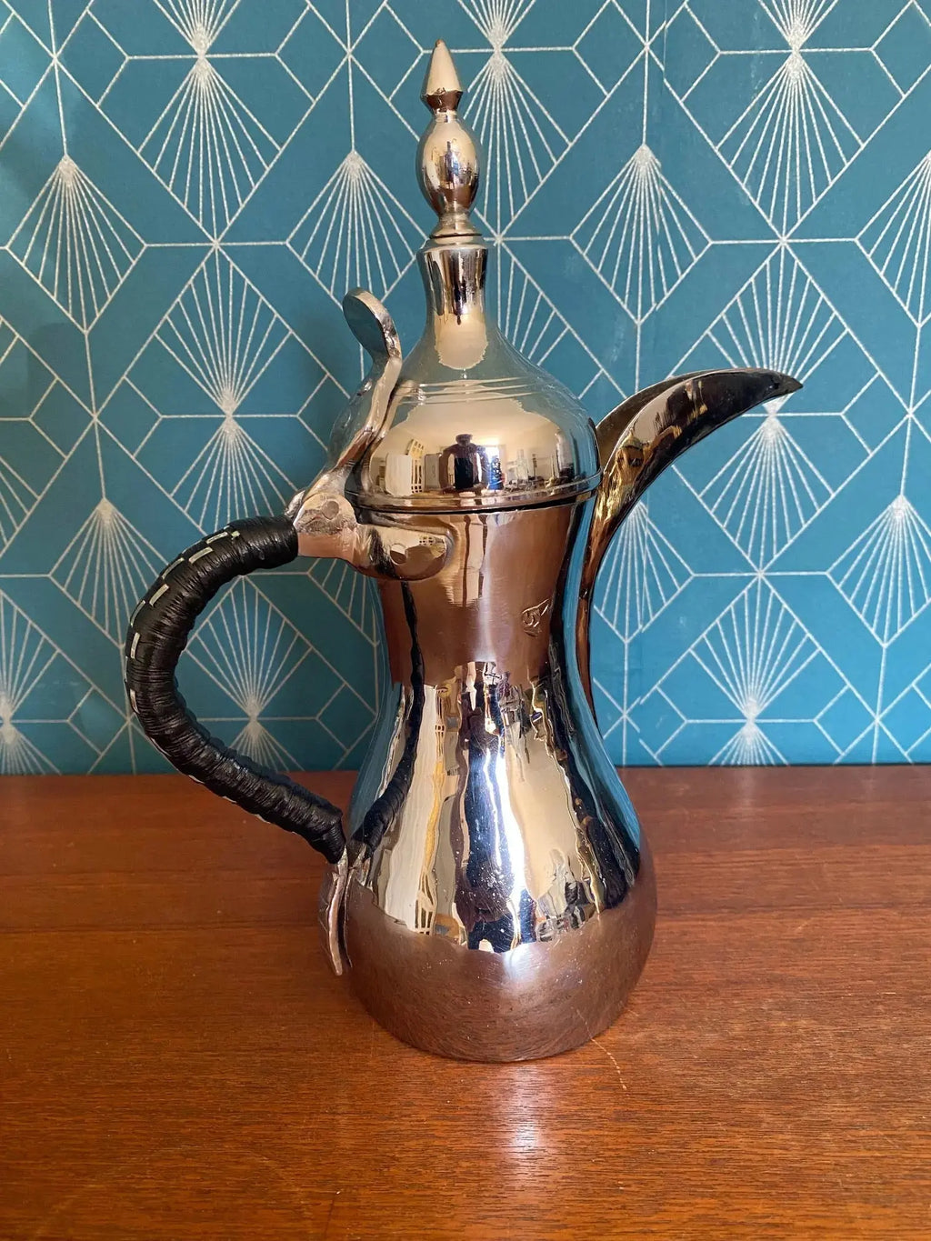 Grande cafetière Dallah Moyen-Orient – 30 cm, poignée cuir, estampillée, rare-{{shop name}}