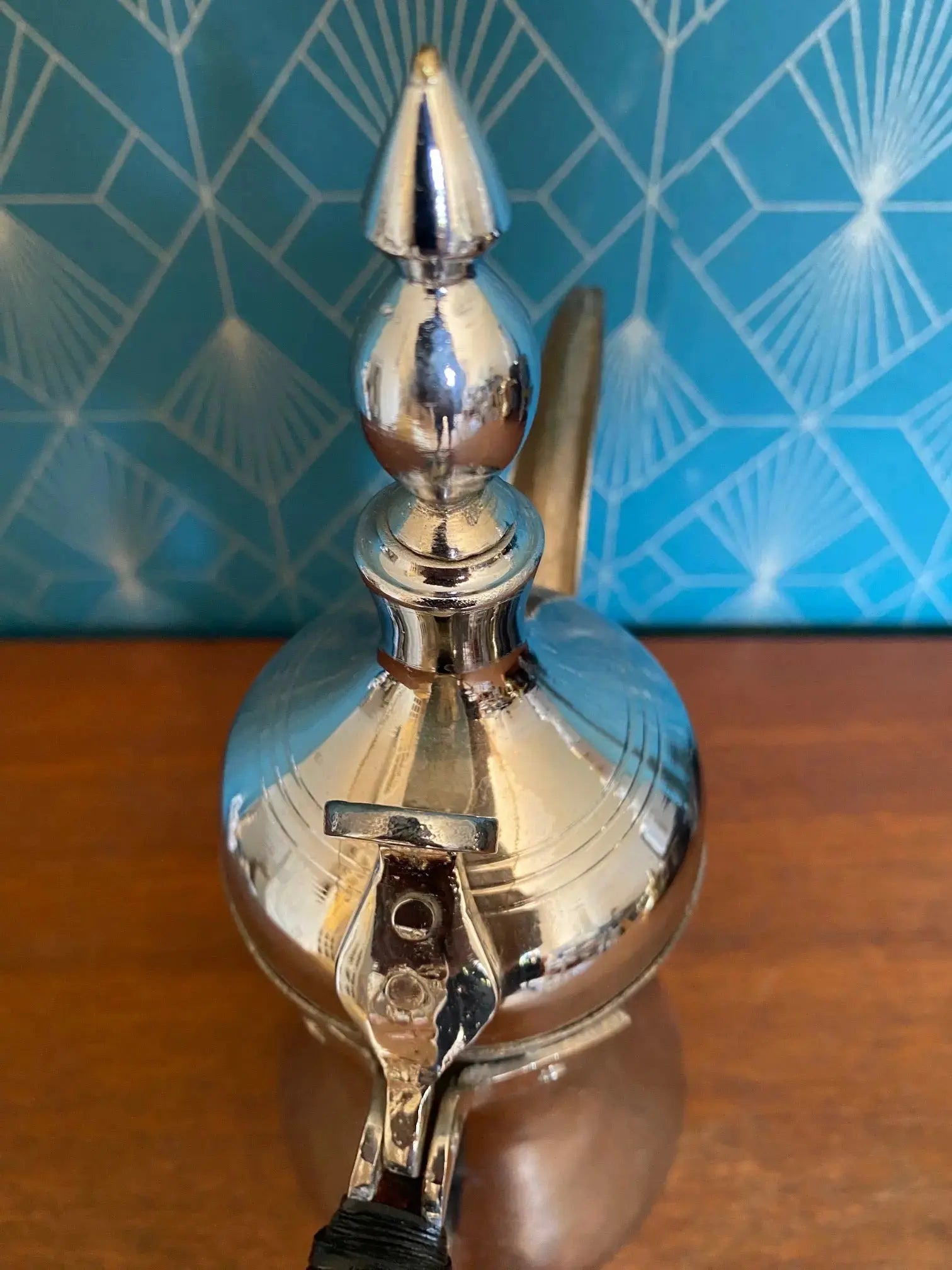 Grande cafetière Dallah Moyen-Orient – 30 cm, poignée cuir, estampillée, rare-{{shop name}}