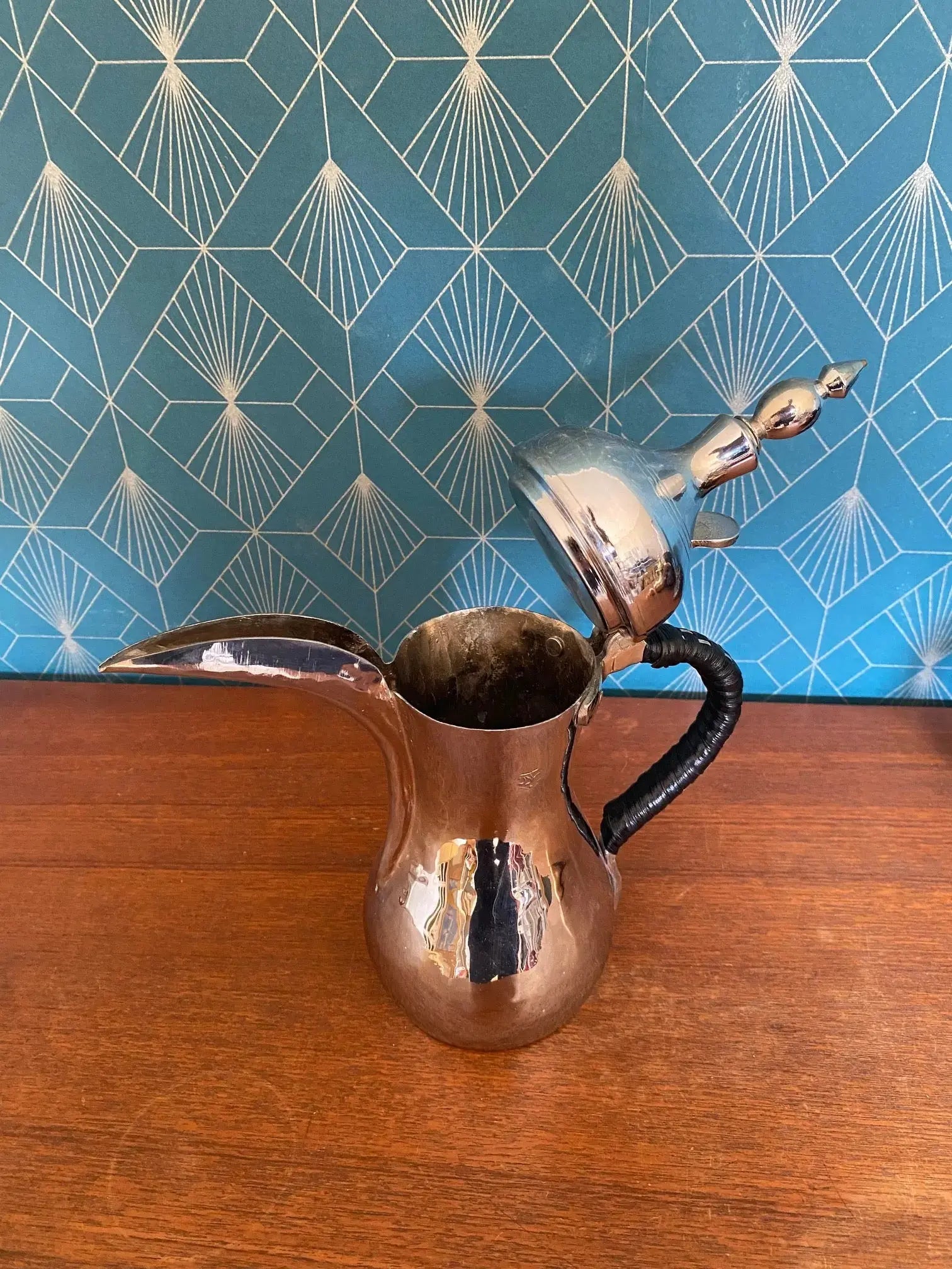 Grande cafetière Dallah Moyen-Orient – 30 cm, poignée cuir, estampillée, rare-{{shop name}}