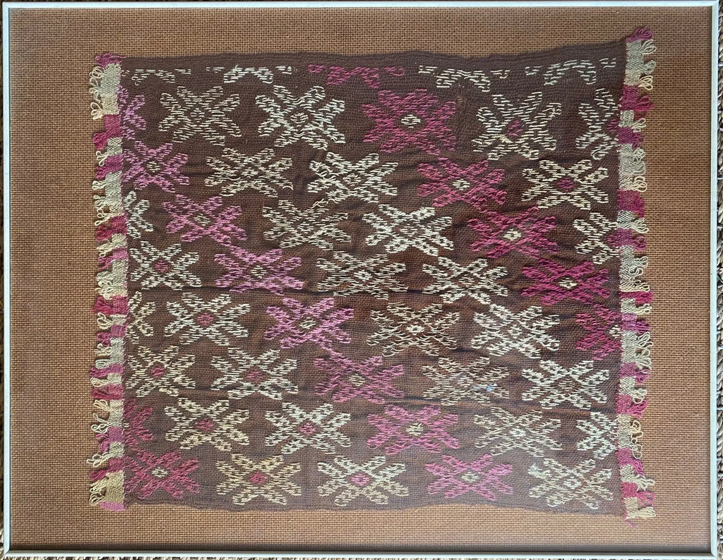 Fragments de tapis anciens, sous verre, 3 de taille différente sous verre. Antiquités de France