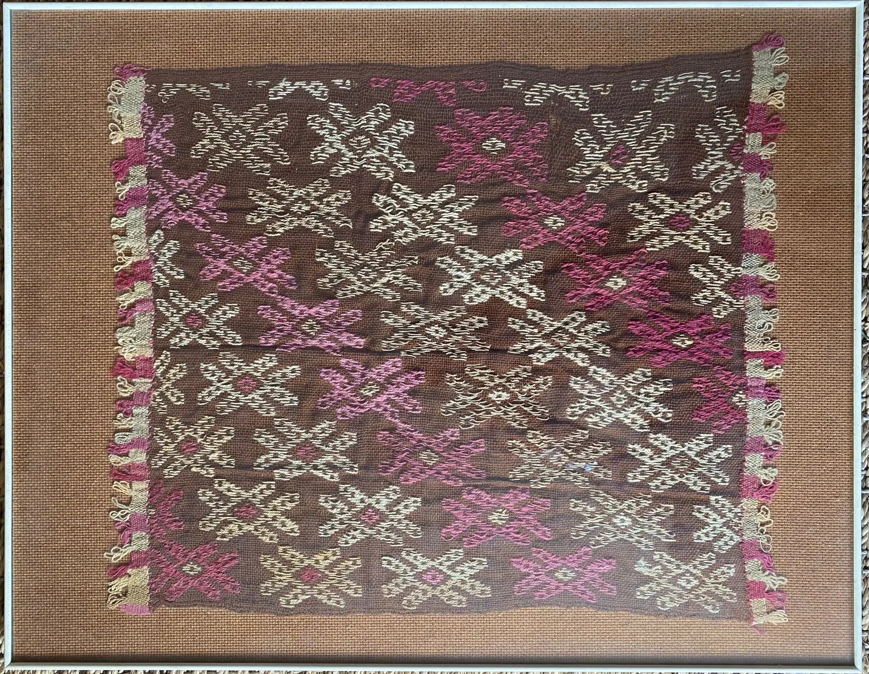 Fragments de tapis anciens, sous verre, 3 de taille différente sous verre. Antiquités de France