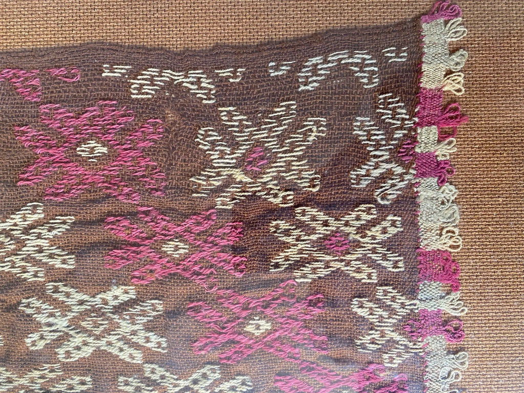 Fragments de tapis anciens, sous verre, 3 de taille différente sous verre. Antiquités de France