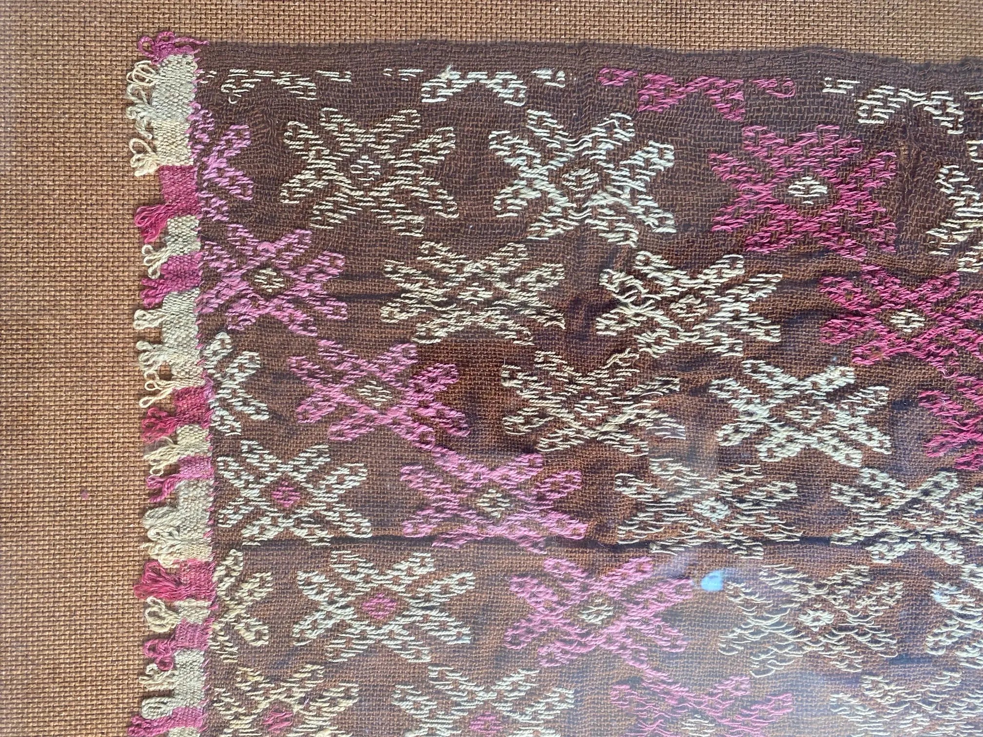 Fragments de tapis anciens, sous verre, 3 de taille différente sous verre. Antiquités de France