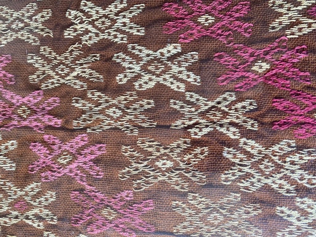 Fragments de tapis anciens, sous verre, 3 de taille différente sous verre. Antiquités de France